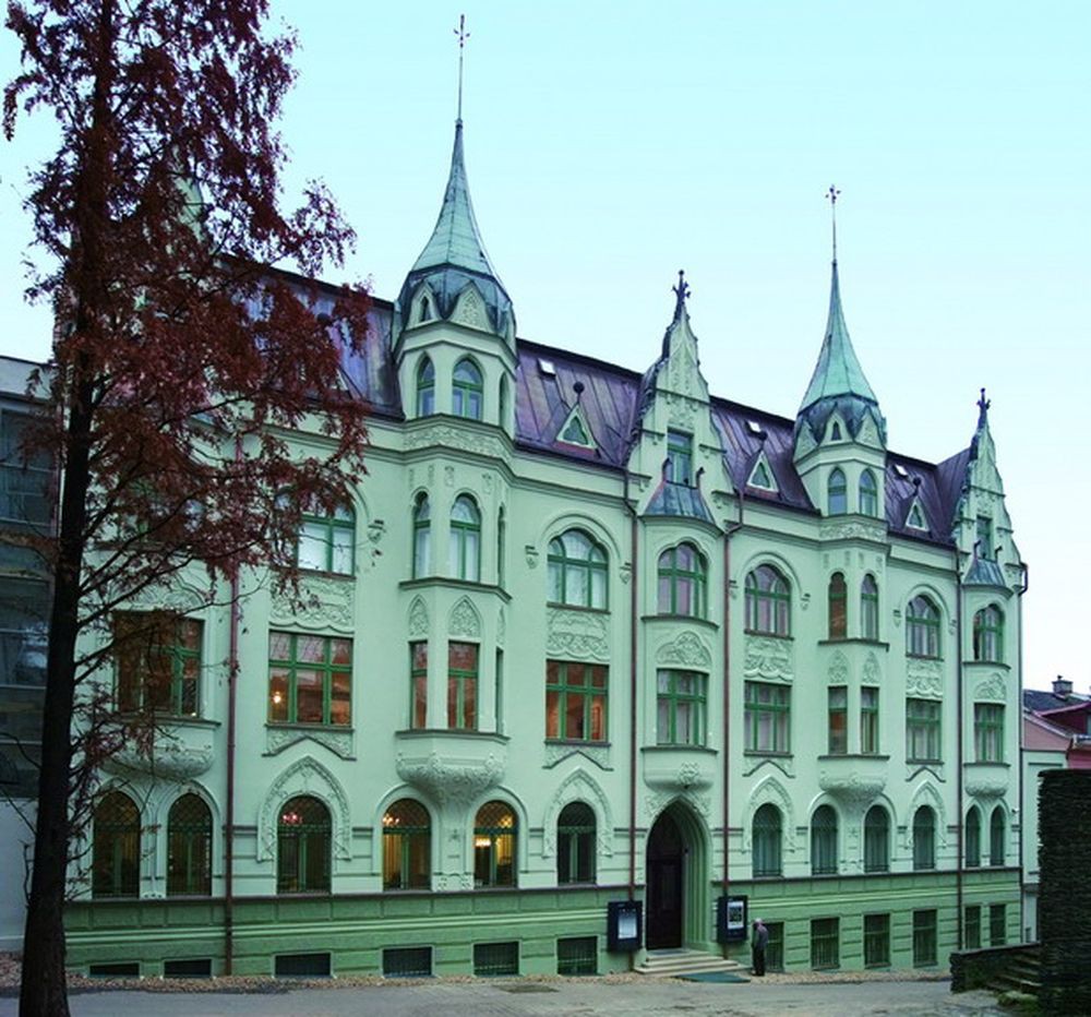Музей стекла и бижутерии (Muzeum skla a bižuterie v Jablonci nad Nisou) Музей стекла и бижутерии (Muzeum skla a bižuterie v Jablonci nad Nisou)