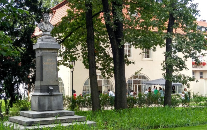 Памятник Добровскому