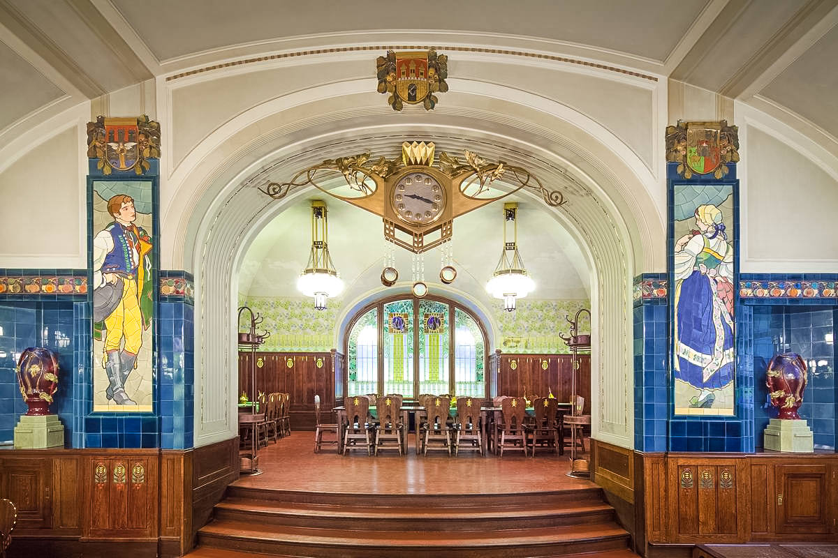 Пльзеньский ресторан (Plzeňská restaurace) с тремя мозаичными картинами Й.Обровского «Юноша» и «Девушка», «Чешская жатва»