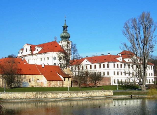 Бржевновский монастырь (Břevnovský klášter) Бржевновский монастырь (Břevnovský klášter)