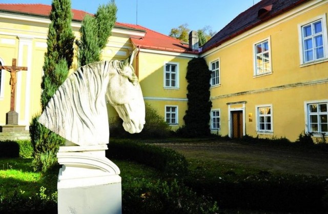 Замок и конезавод в Кладрубах-над-Лабой (Zámek a hřebčín Kladruby nad Labem) Замок и конезавод в Кладрубах-над-Лабой (Zámek a hřebčín Kladruby nad Labem)