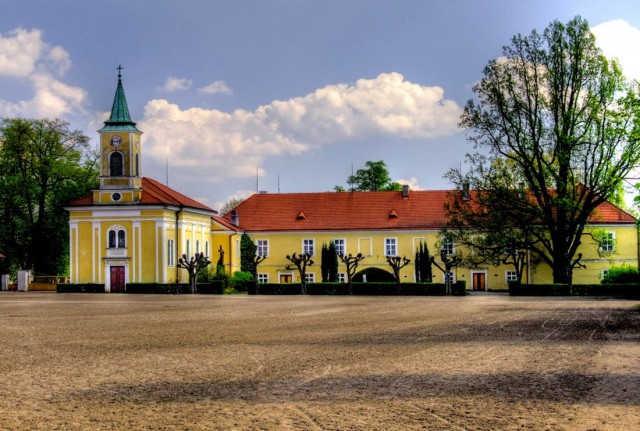 Замок и конезавод в Кладрубах-над-Лабой (Zámek a hřebčín Kladruby nad Labem) Замок и конезавод в Кладрубах-над-Лабой (Zámek a hřebčín Kladruby nad Labem)