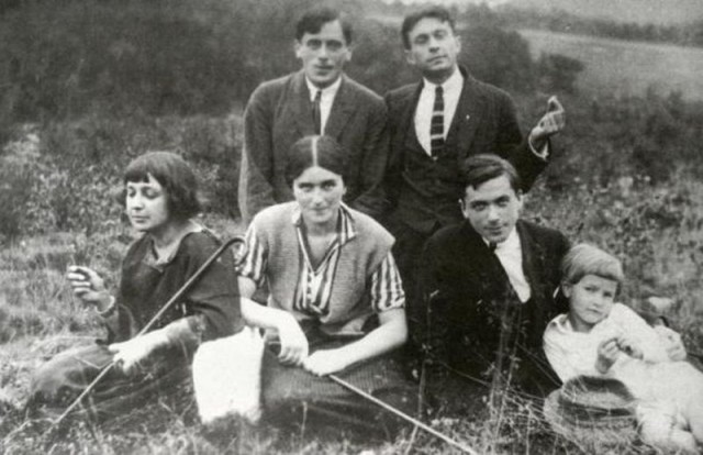 Сидят: М.И. Цветаева, Е.И. Еленева, К.Б. Родзевич, Олег Туржанский. Стоят: С.Я. Эфрон, Н.А. Еленев. 1923 г.