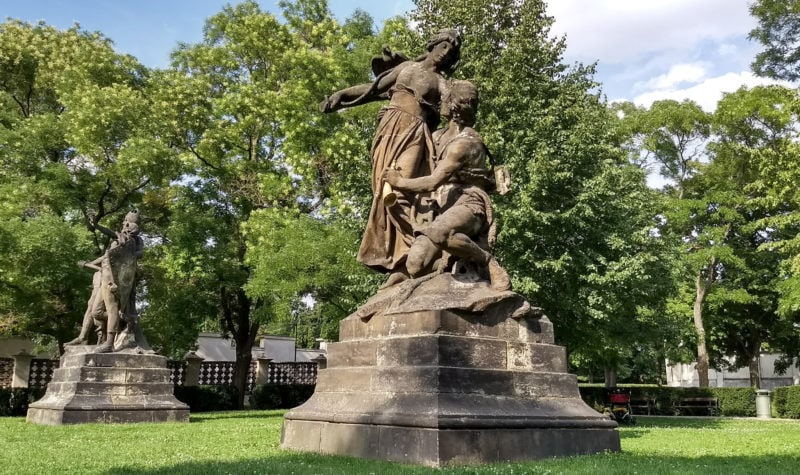 Скульптуры в парке