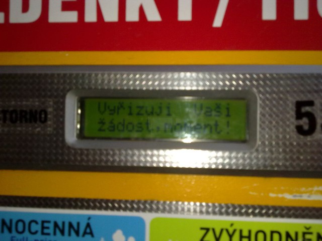 Появляется в окошке надпись: vyřizuji Vaši žadost (обработка вашего запроса)