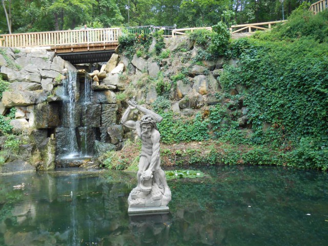 Нижний пруд со статуей Геркулеса