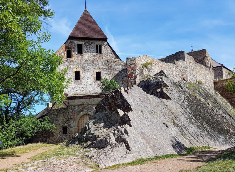 Замок встроен в скалу