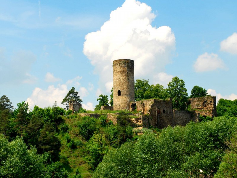 Руины крепости Добронице (Hrad Dobronice)