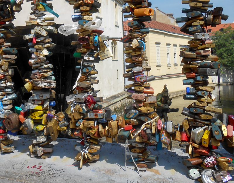 Водяной сквозь замки на мосту Влюбленных