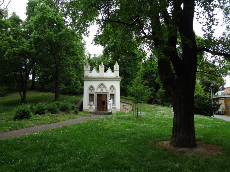 Неоготическая беседка