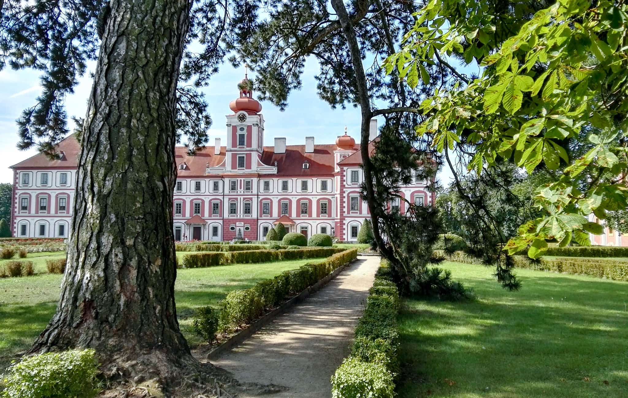 Вид на замок из парка