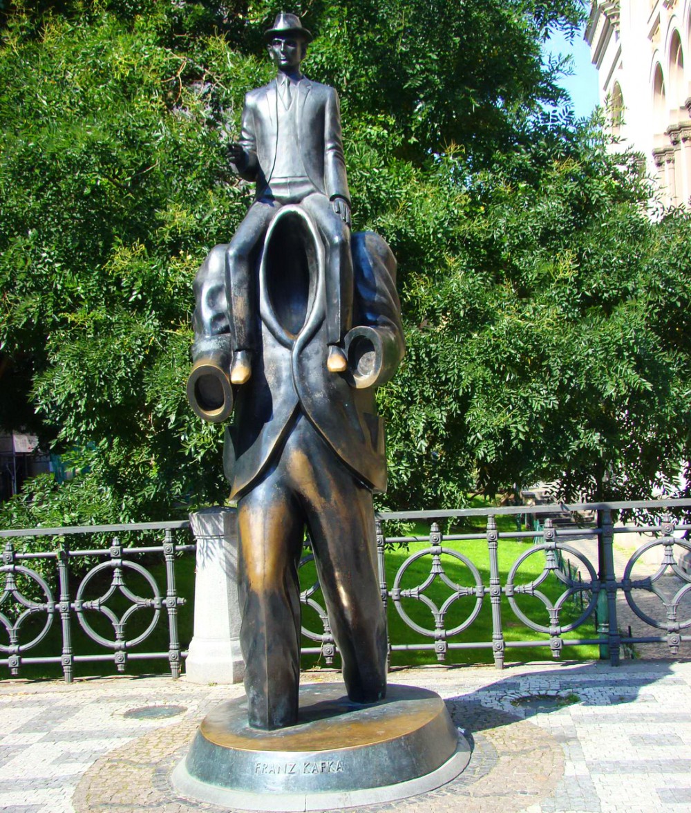Памятник Кафке около Испанской синагоги