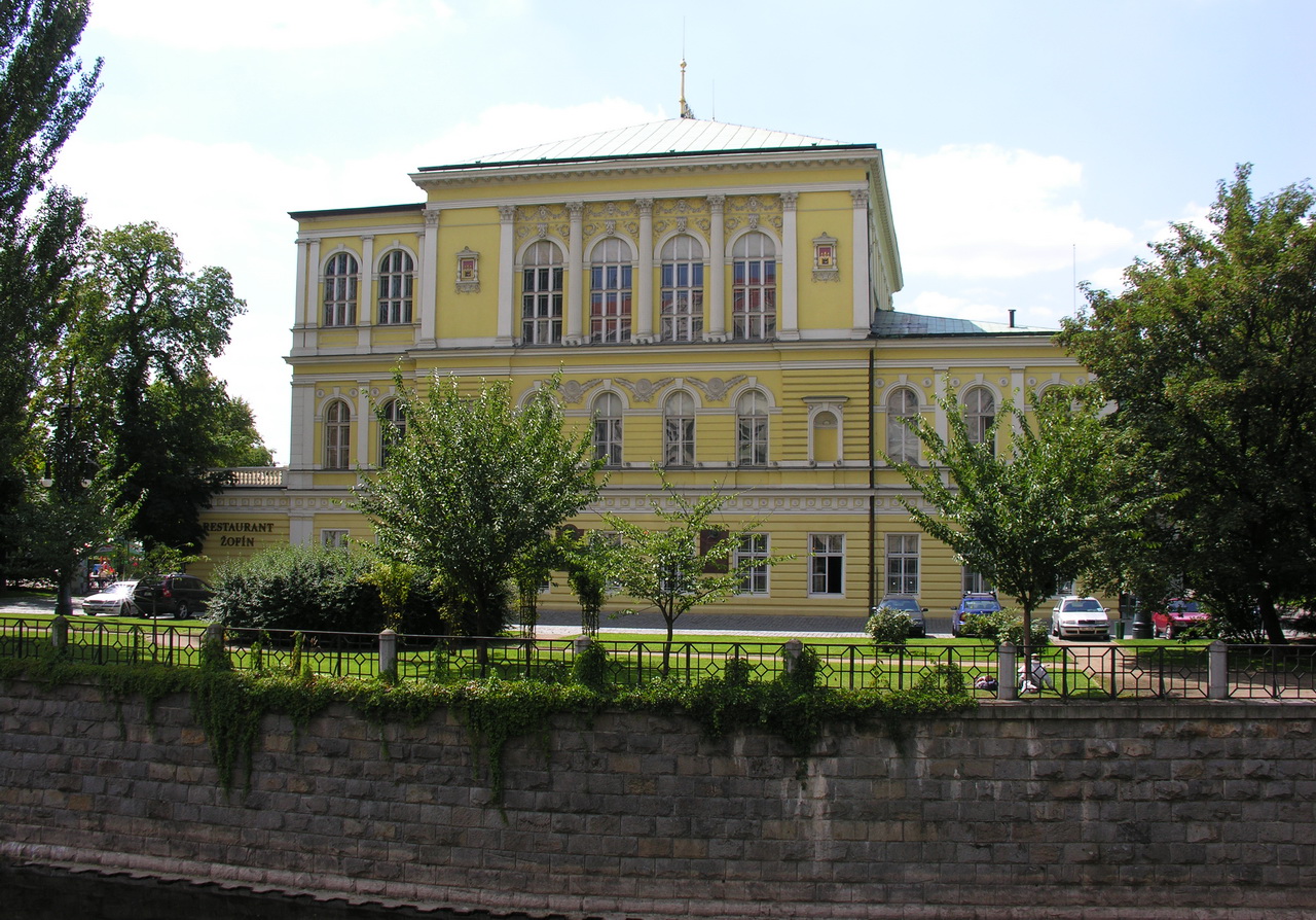 Фасад дворца