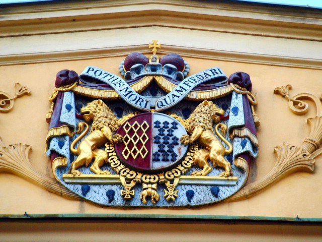 Герб рода Роган на фасаде здания