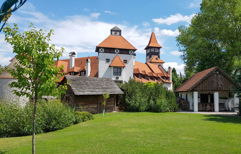 Современный замок
