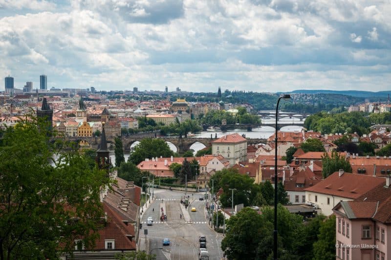 Так видно Влтаву и мосты из Chotkovy sady