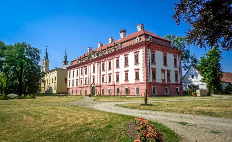 Барочный замок Кунин