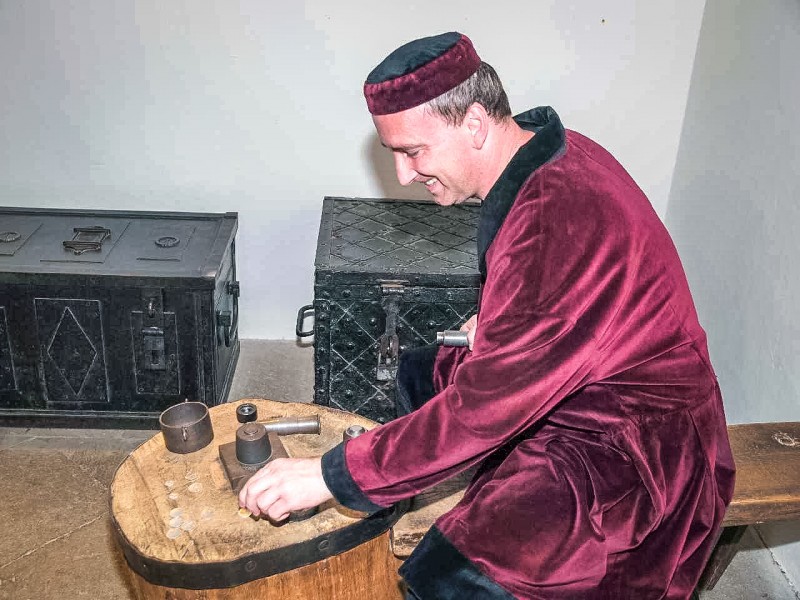 Чеканка монет в историческом костюме