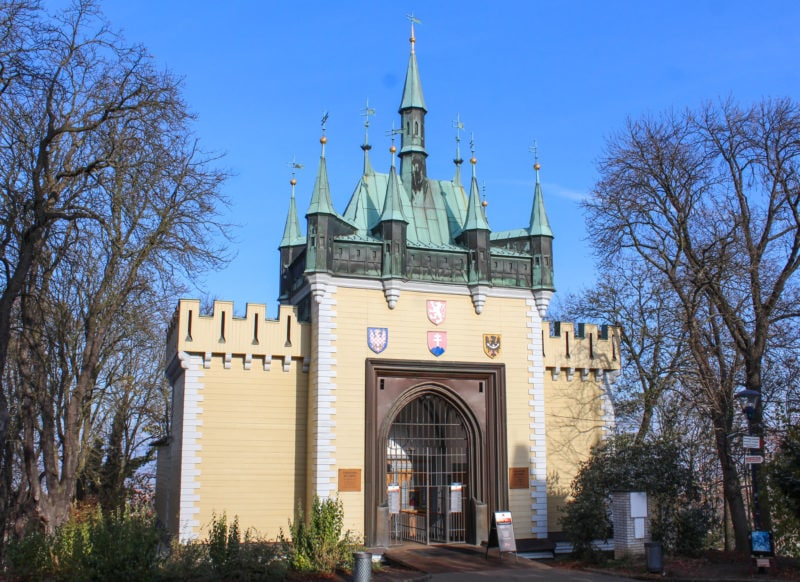 Зеркальный лабиринт (Zrcadlové bludiště)