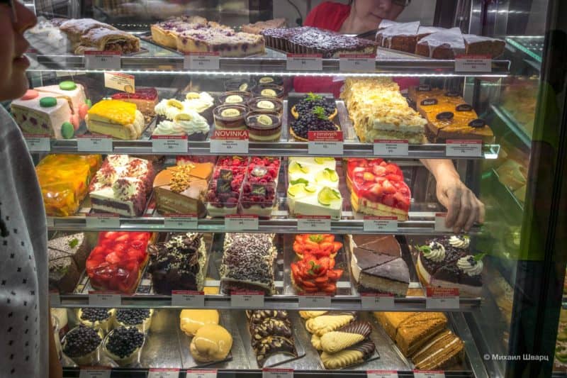 Большой выбор вкусняшек в кафе Ovocný Světozo